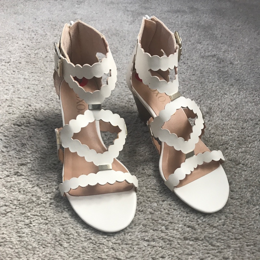 XOXO White Wedges Buckle Size 6